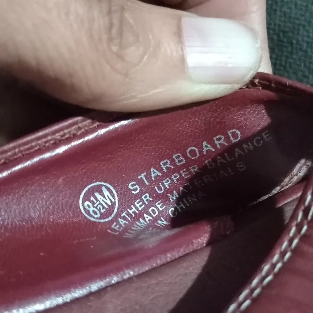 Brown Sandals with Y-Shaped Strap and Flexible Sole leather peeling on left shoe